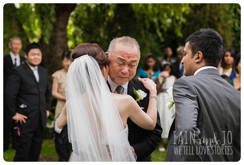 dad cries to see daughter as a bride